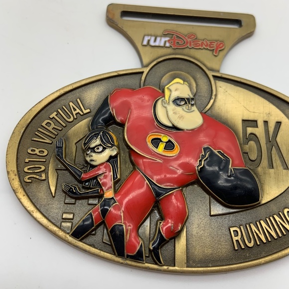 Disney runDisney The Incredibles 2018 Virtual Running Shorts 5K Gold Tone Medal - Picture 5 of 13